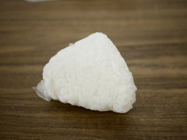 ご飯を冷凍庫に入れる